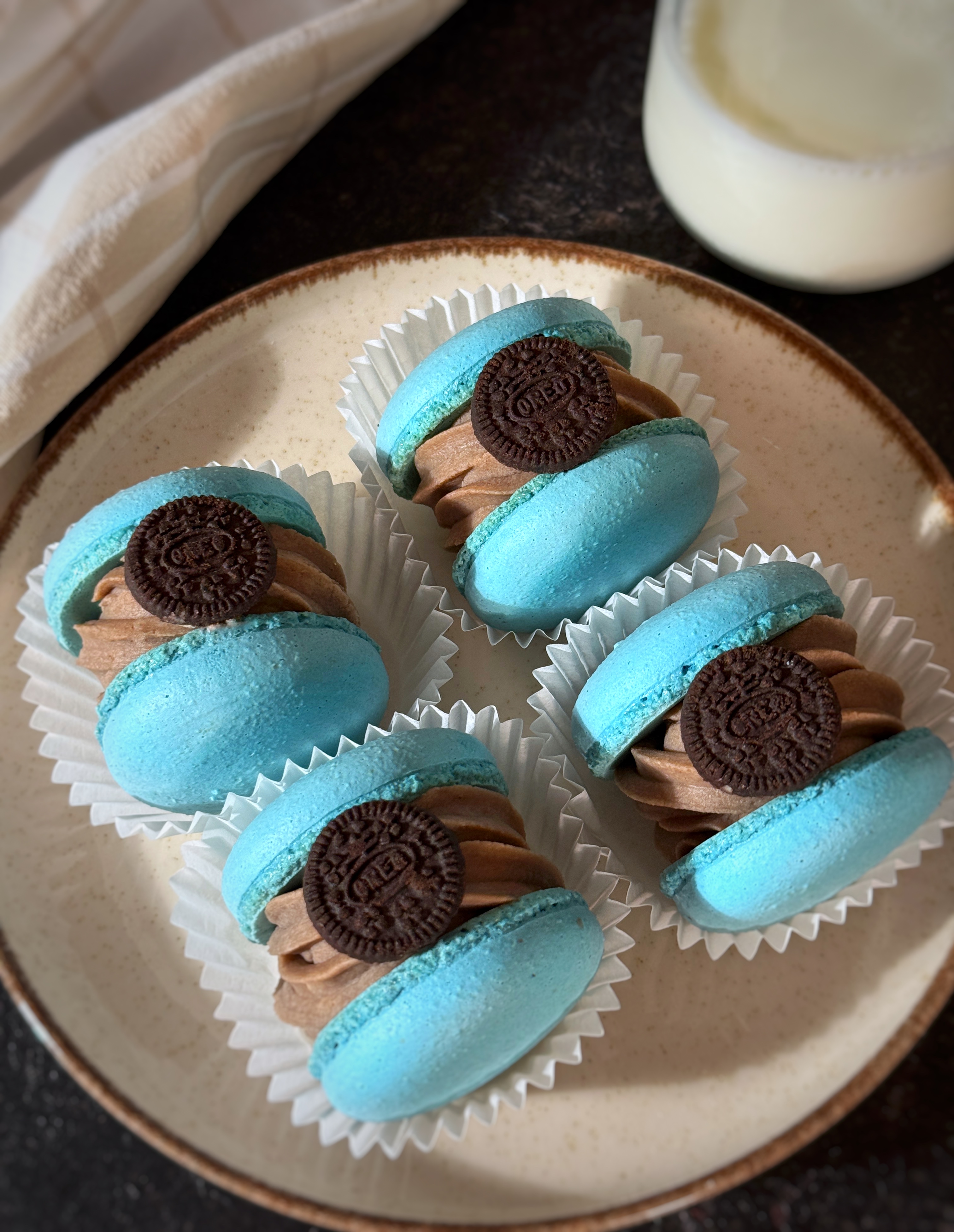 Блакитні макаронси з Oreo