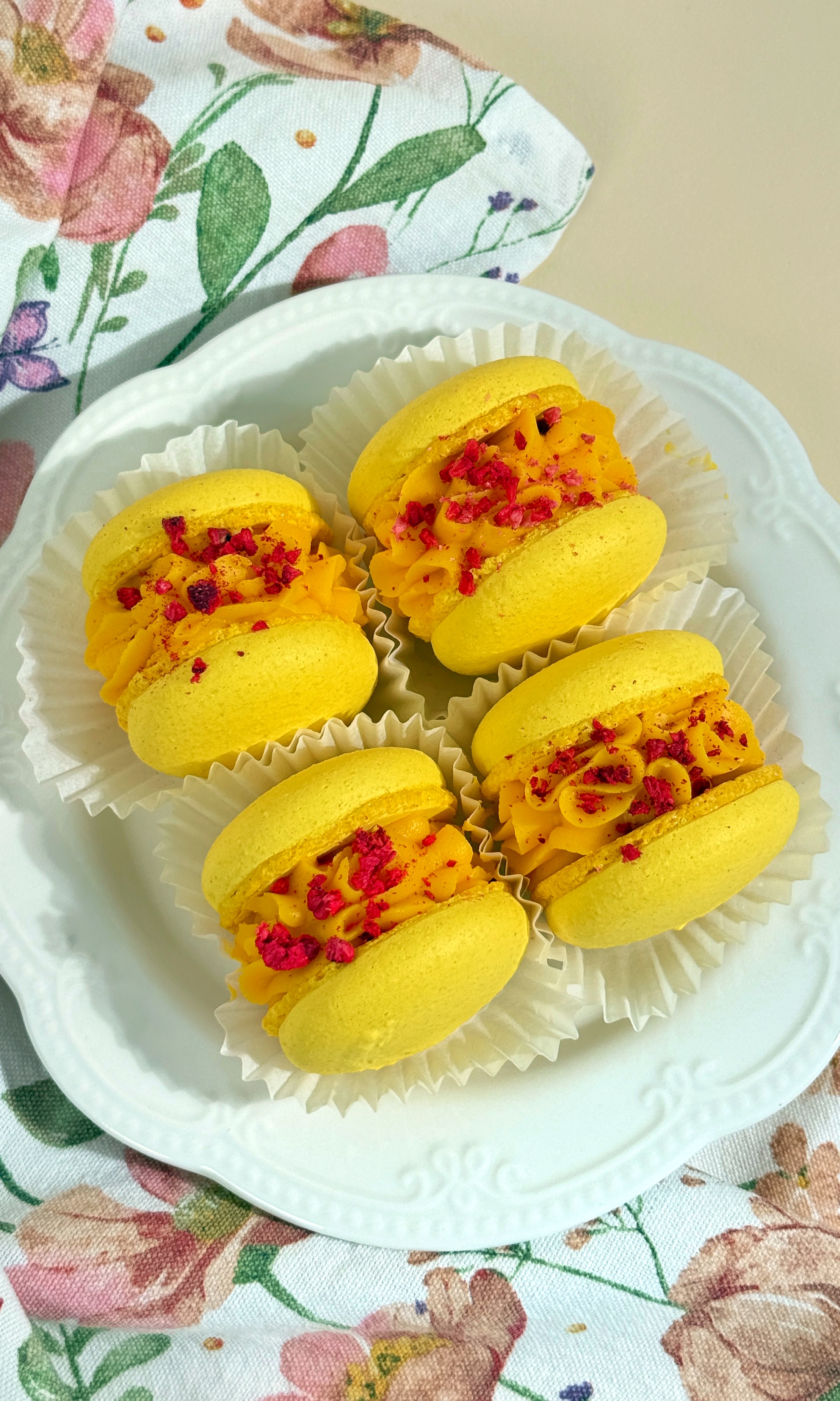 Жовті макаронси манго-малина